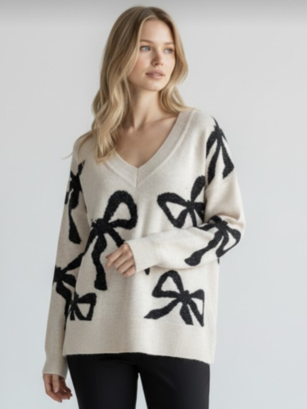 NWT@$78! EXPRESS! CREAM & SPARKLY BLACK BOW PATTERN, V-NECK, L/S SWEATER! SZ M